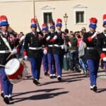 Bandas de música procesional en las calles de Sevilla durante la Semana Santa, interpretando marchas tradicionales en un ambiente cultural y solemne.