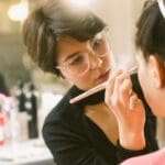 Maquilladora profesional realizando un maquillaje natural en su estudio en Zaragoza, utilizando técnicas avanzadas y productos de alta calidad.