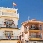 Vista panorámica de Torremolinos con edificios residenciales y playa, ideal para comprar o alquilar piso en la Costa del Sol.