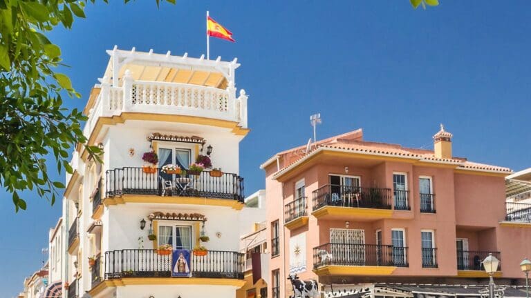 Vista panorámica de Torremolinos con edificios residenciales y playa, ideal para comprar o alquilar piso en la Costa del Sol.