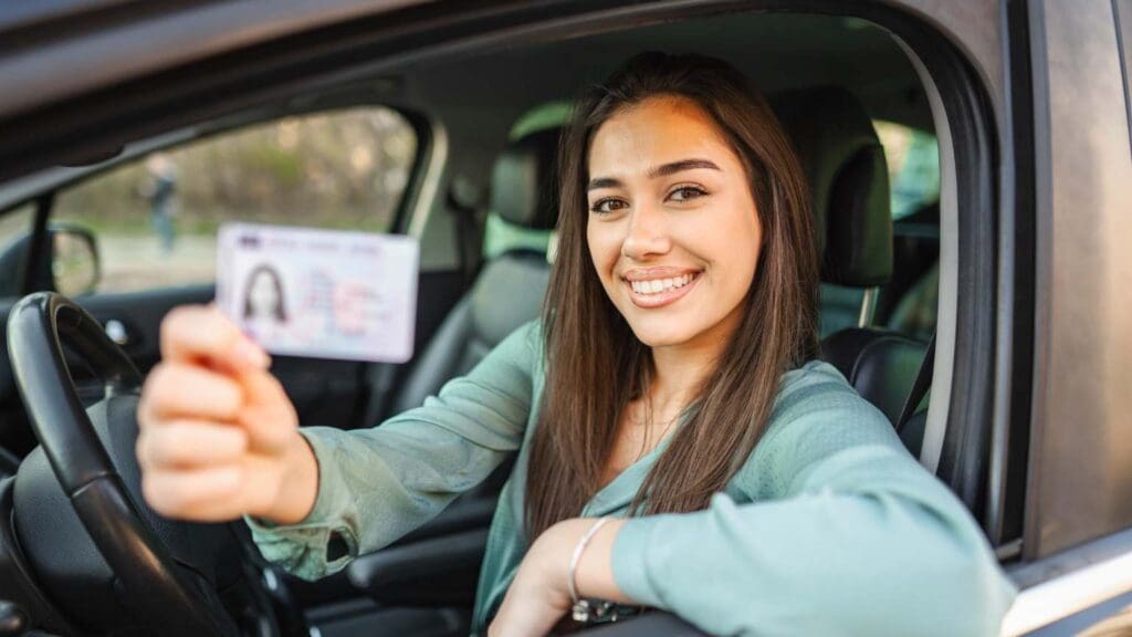 Persona realizando los trámites para renovar el carnet de conducir en un centro autorizado, incluyendo reconocimiento médico y fotografía oficial.