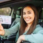 Persona realizando los trámites para renovar el carnet de conducir en un centro autorizado, incluyendo reconocimiento médico y fotografía oficial.