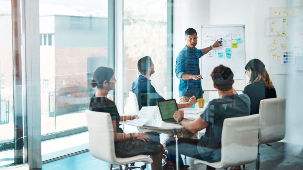 Equipo profesional planificando estrategias de comunicación digital para transformar el impacto de una marca en el mercado.