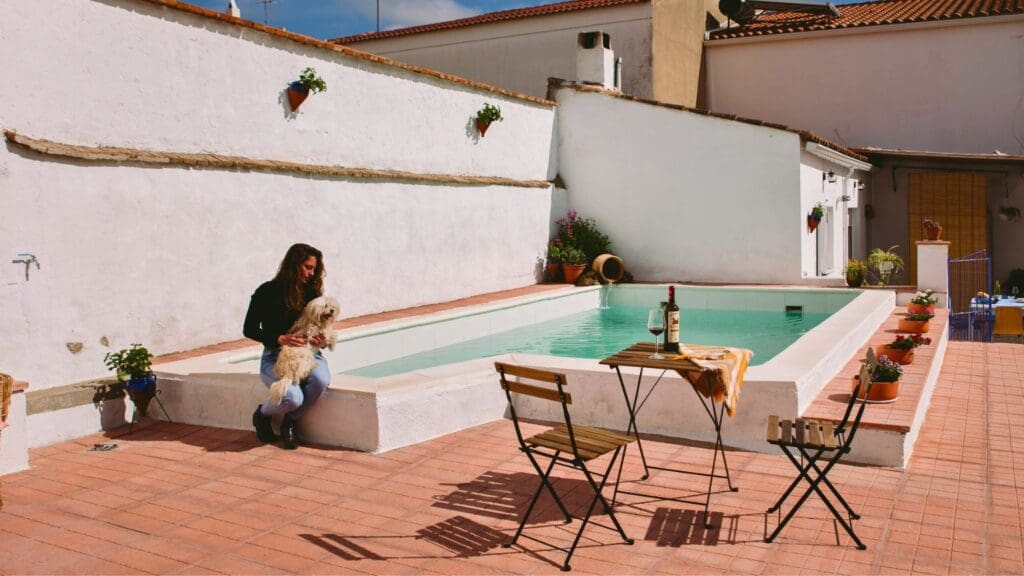 Casa rural rodeada de naturaleza en la Sierra de Aguafría, Monesterio. Perfecto para turismo rural en un entorno de paz, actividades al aire libre y descanso en plena naturaleza.