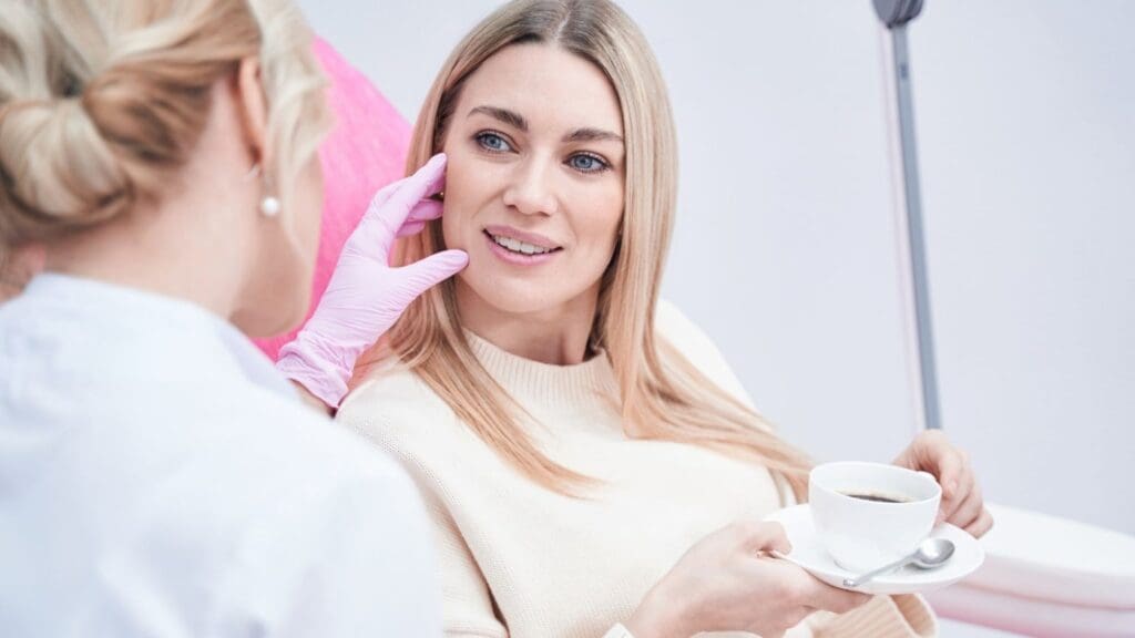 Mujer recibiendo un tratamiento de medicina estética en un centro profesional de Alicante, mostrando confianza y bienestar. Con estas indicaciones, podrás encontrar una imagen que represente visualmente el contenido del artículo y capte la atención del lector.