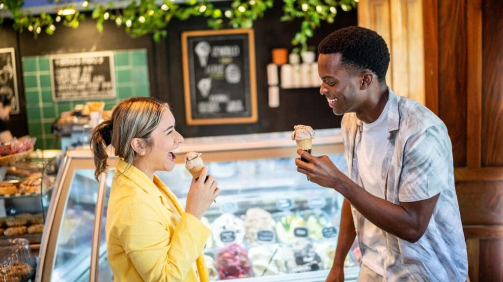 Franquicia de helados accesible y rentable con clientes disfrutando de helados en un local moderno