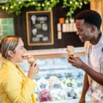 Franquicia de helados accesible y rentable con clientes disfrutando de helados en un local moderno