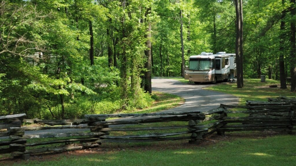 Autocaravana estacionada frente a un paisaje natural con vistas a las montañas y al mar, ideal para viajes llenos de aventura y libertad en Astria