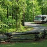 Autocaravana estacionada frente a un paisaje natural con vistas a las montañas y al mar, ideal para viajes llenos de aventura y libertad en Astria