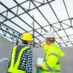 Ingenieros civiles trabajando en el diseño estructural y cálculo de edificaciones para garantizar estabilidad y seguridad en proyectos de construcción.