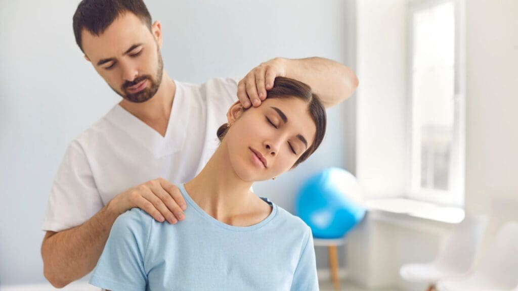 Fisioterapeuta profesional realizando una sesión de tratamiento en una clínica moderna con técnicas avanzadas para aliviar dolores musculares y mejorar la movilidad.