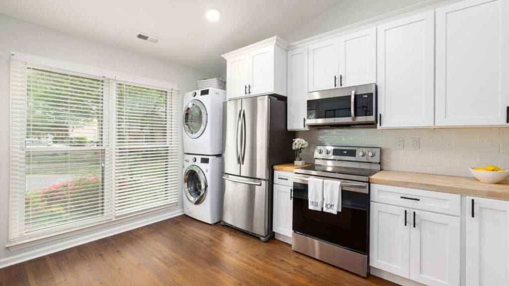 Electrodomésticos modernos y funcionales en una cocina organizada y bien equipada para facilitar la preparación de alimentos.