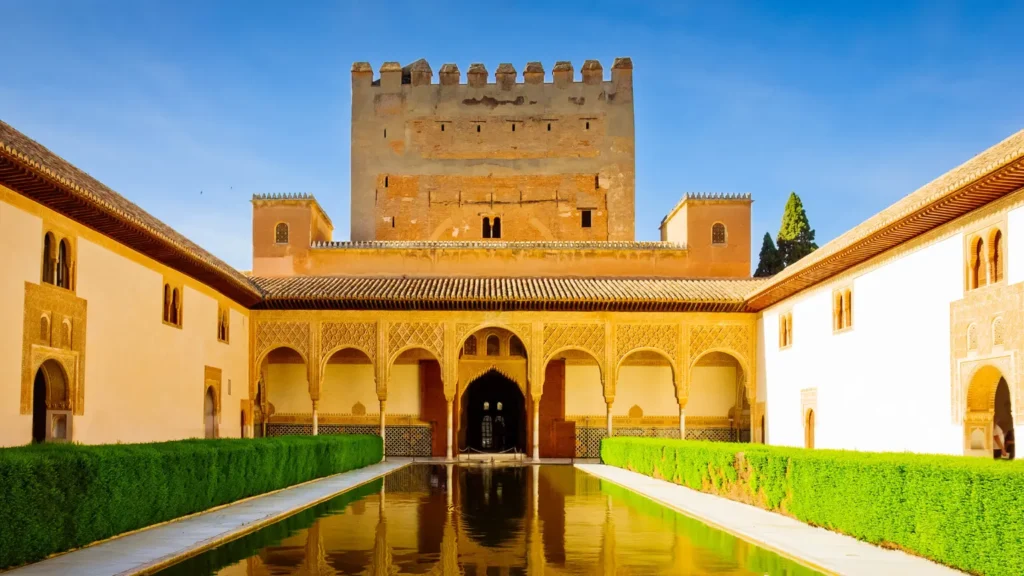 Descubre los 9 monumentos más emblemáticos de Granada, desde la Alhambra hasta el barrio del Albayzín.