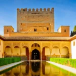 Descubre los 9 monumentos más emblemáticos de Granada, desde la Alhambra hasta el barrio del Albayzín.