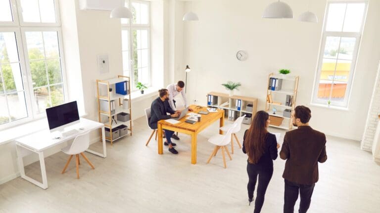 Muebles de oficina de segunda mano en un espacio de trabajo moderno. Diseño sostenible y ecológico para oficinas económicas y con estilo.