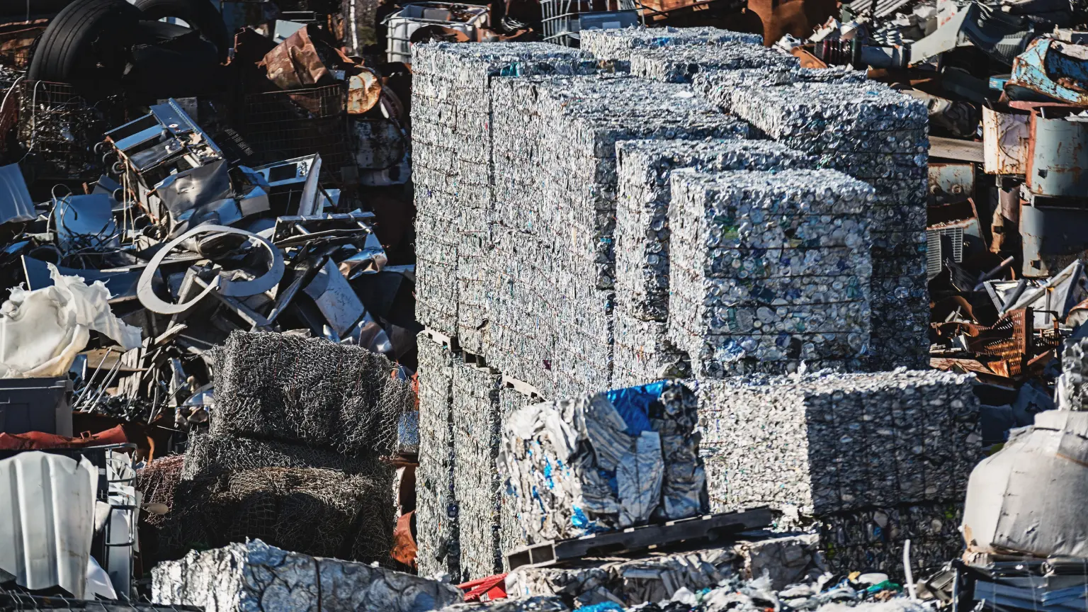 ¿Cómo empezar a reciclar papel, metales y chatarra? Consejos prácticos