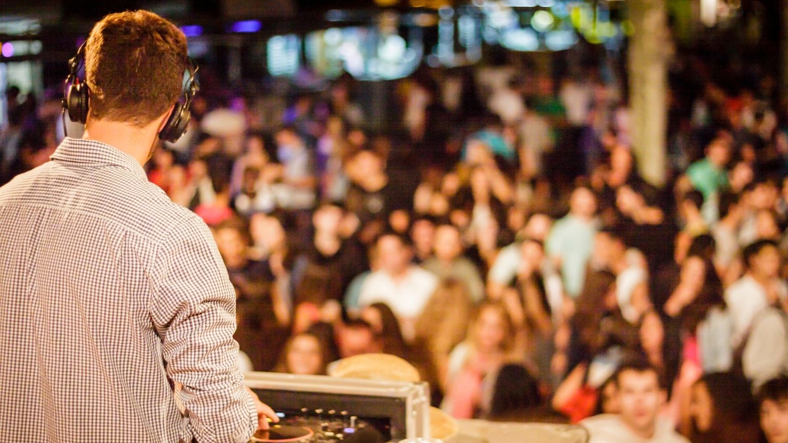 ¿DJ o banda para eventos? La mejor música para tu celebración