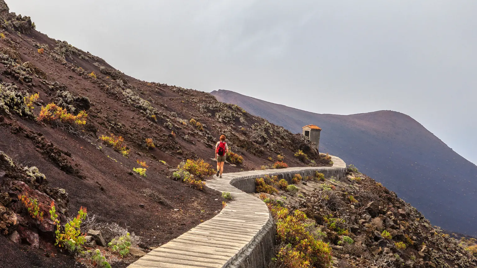 Si eres amante del senderismo, estas 10 rutas imprescindibles en La Palma te sorprenderán con vistas panorámicas y paisajes volcánicos.