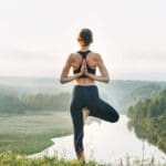 Mujer disfrutando de un momento de relajación en la naturaleza. Bienestar natural y salud femenina en diferentes etapas de la vida.