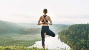 Mujer disfrutando de un momento de relajación en la naturaleza. Bienestar natural y salud femenina en diferentes etapas de la vida.