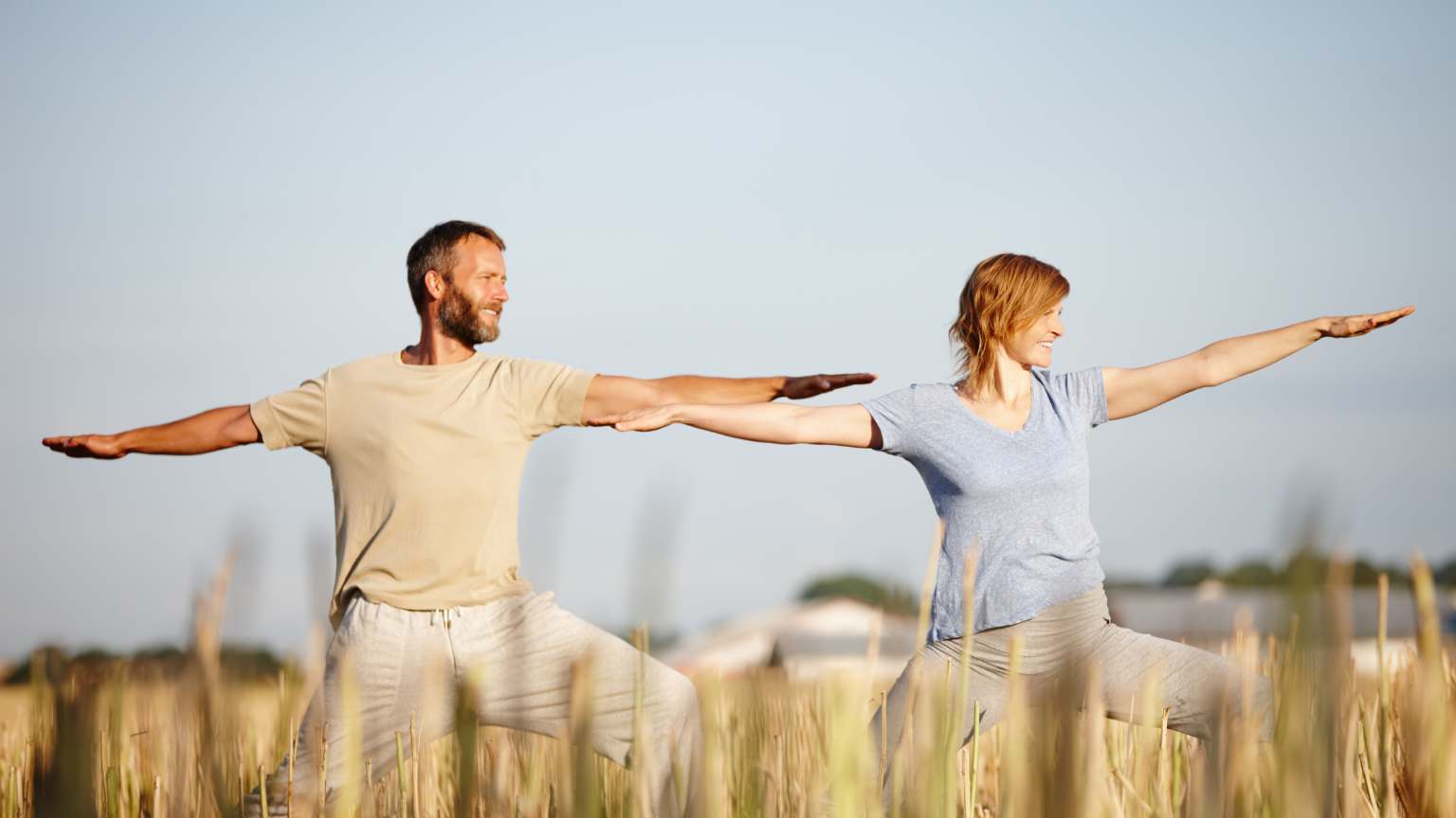 Personas conectando emocionalmente en un ambiente tranquilo, representando el equilibrio y el crecimiento personal a través de la terapia humanista y las constelaciones familiares.