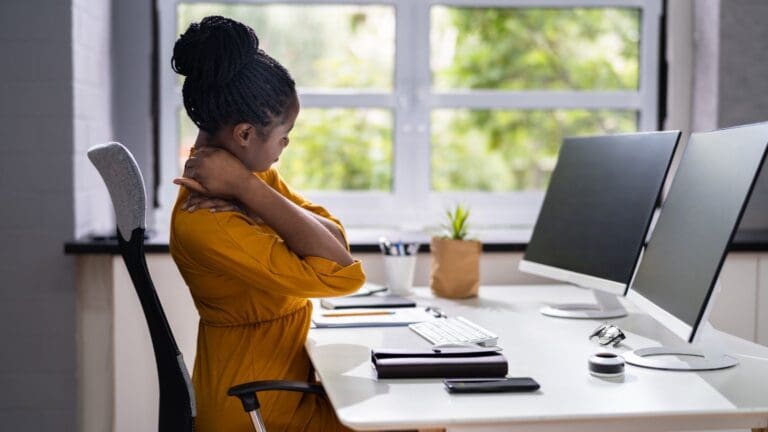 Oficina moderna con muebles ergonómicos, incluyendo una silla ajustable y escritorio amplio, diseñada para mejorar la postura y la productividad