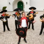 Los mariachis no solo cantan, crean atmósferas. Conoce cómo esta tradición cultural puede dar vida a tu celebración.