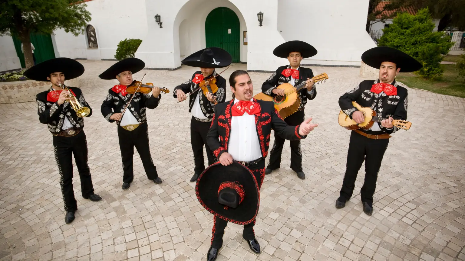 Los mariachis no solo cantan, crean atmósferas. Conoce cómo esta tradición cultural puede dar vida a tu celebración.