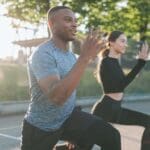 Persona realizando ejercicio al aire libre, representando un estilo de vida equilibrado y saludable.