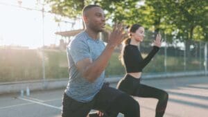 Persona realizando ejercicio al aire libre, representando un estilo de vida equilibrado y saludable.