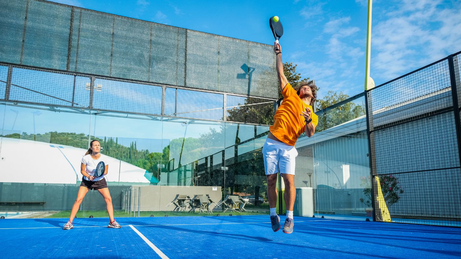 Diferencias clave entre construir pistas de tenis y de pádel.