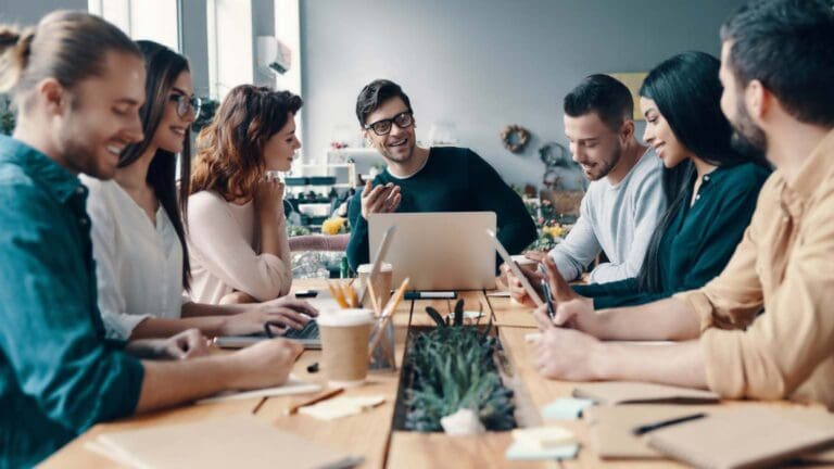 Equipo de profesionales colaborando en una estrategia tecnológica para superar desafíos empresariales e implementar soluciones innovadoras.