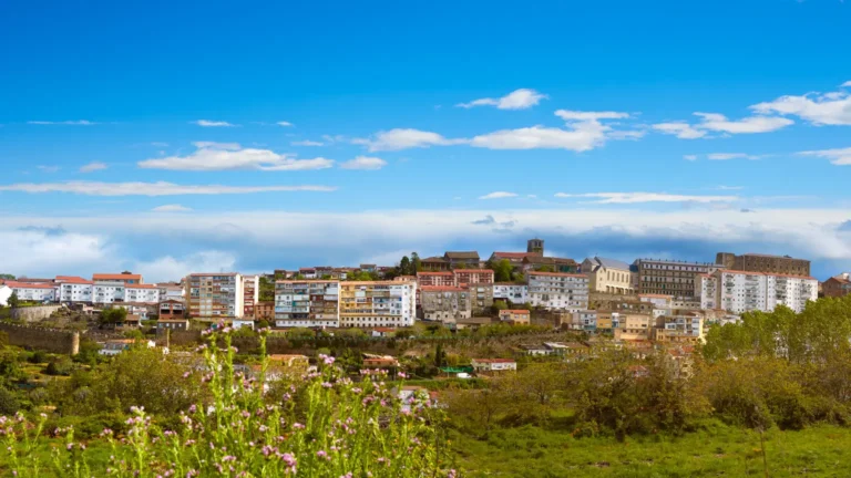 ¿Aún no sabes qué hacer en Puerto de Béjar? Te mostramos las actividades más emocionantes, desde rutas de senderismo hasta relajación en las termas.