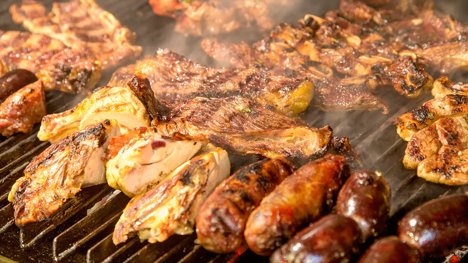 Desde la pizza fugazzetta hasta el choripán, conoce los 10 platos argentinos que no puedes dejar de probar en Barcelona. ¡Una fiesta de sabores!