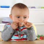 Bebé comiendo una papilla que hace parte de su dieta nutritiva.