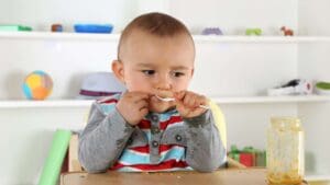 Bebé comiendo una papilla que hace parte de su dieta nutritiva.