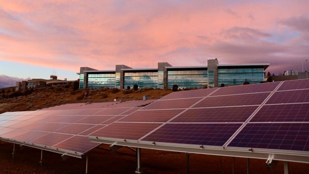 La instalación de paneles solares puede ayudar en la regulación energética en tu hogar.