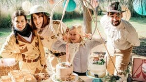 Niños disfrutando de un cumpleaños temático con juegos, decoración colorida y actividades divertidas.