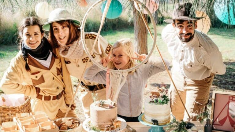 Niños disfrutando de un cumpleaños temático con juegos, decoración colorida y actividades divertidas.