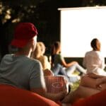 ¿Qué se necesita para un evento con cine al aire libre?