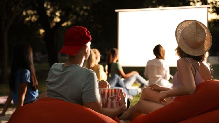 ¿Qué se necesita para un evento con cine al aire libre?