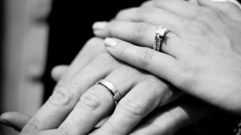 Anillos de boda de oro entrelazados, símbolo de amor y compromiso eterno.