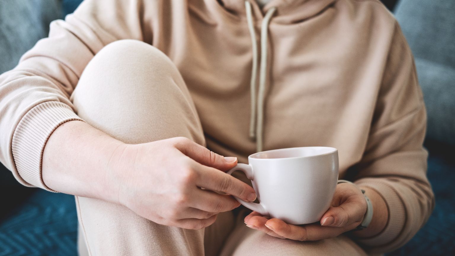 Persona relajada practicando mindfulness en un entorno natural, simbolizando el bienestar emocional y el equilibrio mental