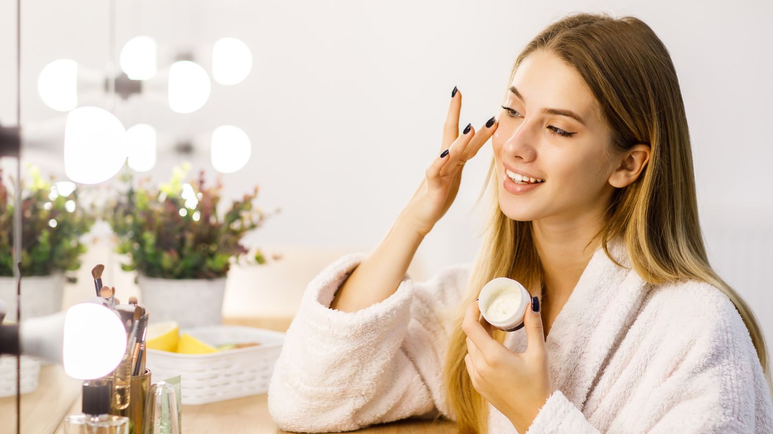 Mujer emprendedora vendiendo cosméticos desde casa, usando redes sociales para promocionar su negocio de belleza.