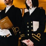 Personal de hostelería con uniformes elegantes en un restaurante de lujo.