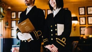 Personal de hostelería con uniformes elegantes en un restaurante de lujo.