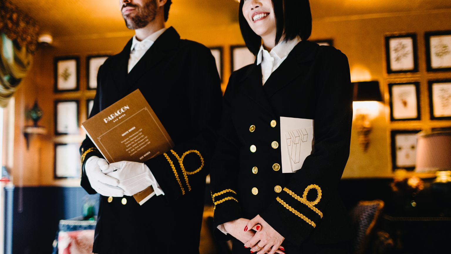 Personal de hostelería con uniformes elegantes en un restaurante de lujo.