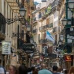 Turistas disfrutando de un tour gastronómico en San Sebastián con vistas al mar y actividades al aire libre en el País Vasco.