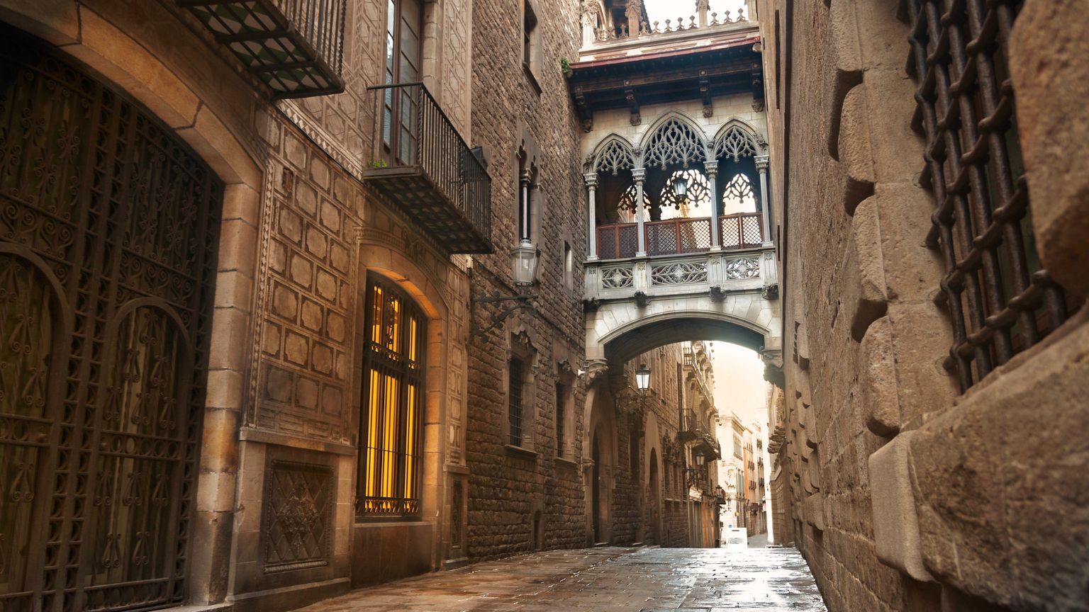 Fotógrafo profesional realizando una sesión en un lugar oculto de Barcelona, capturando la esencia del entorno con una visión creativa.