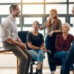 Grupo de profesionales en una reunión de trabajo, analizando estrategias para mejorar la gestión del talento en la empresa.